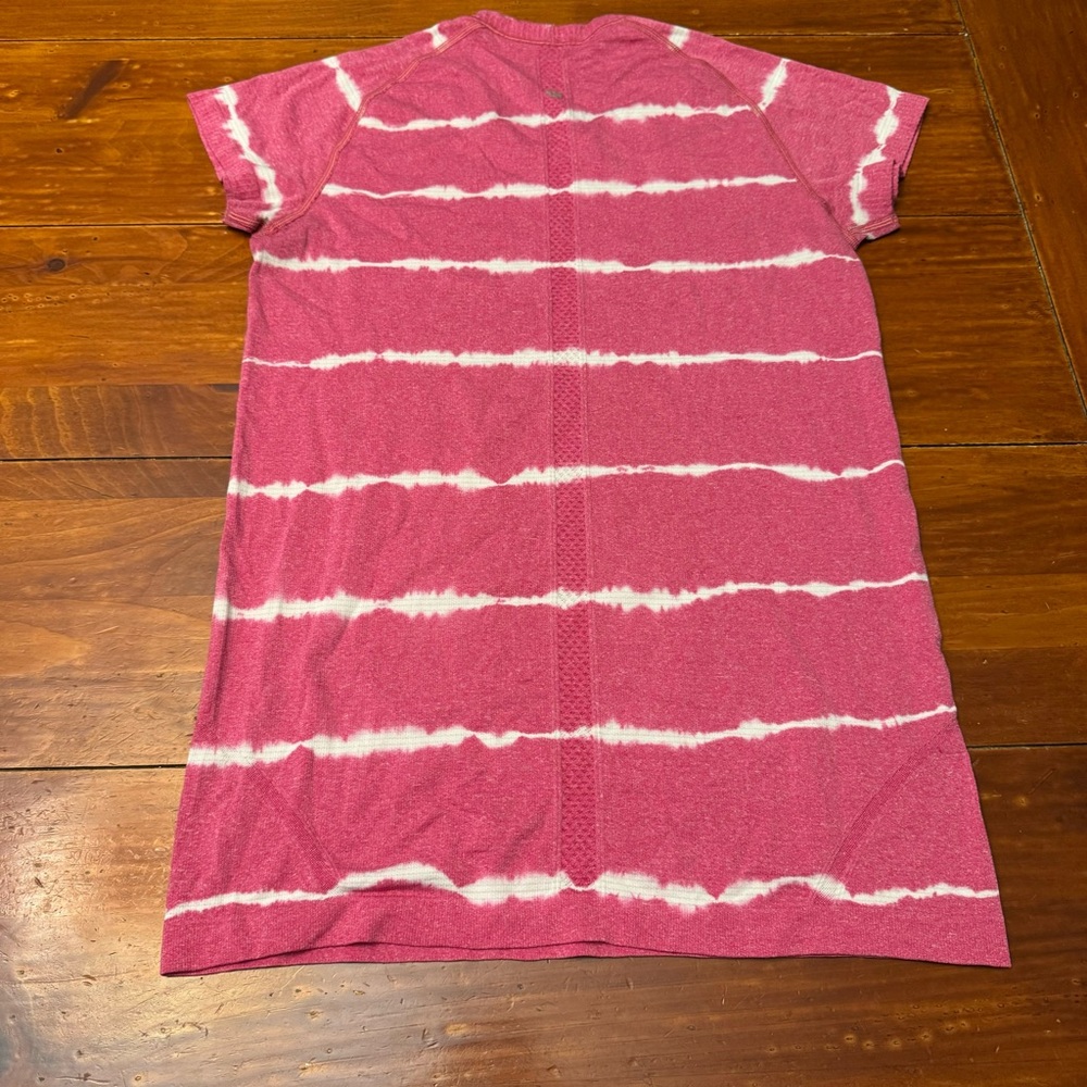 Lululemon Size 8 Swiftly Tech Short Sleeve Pink and White Tie Dye Stripe Tee - Picture 2 of 8